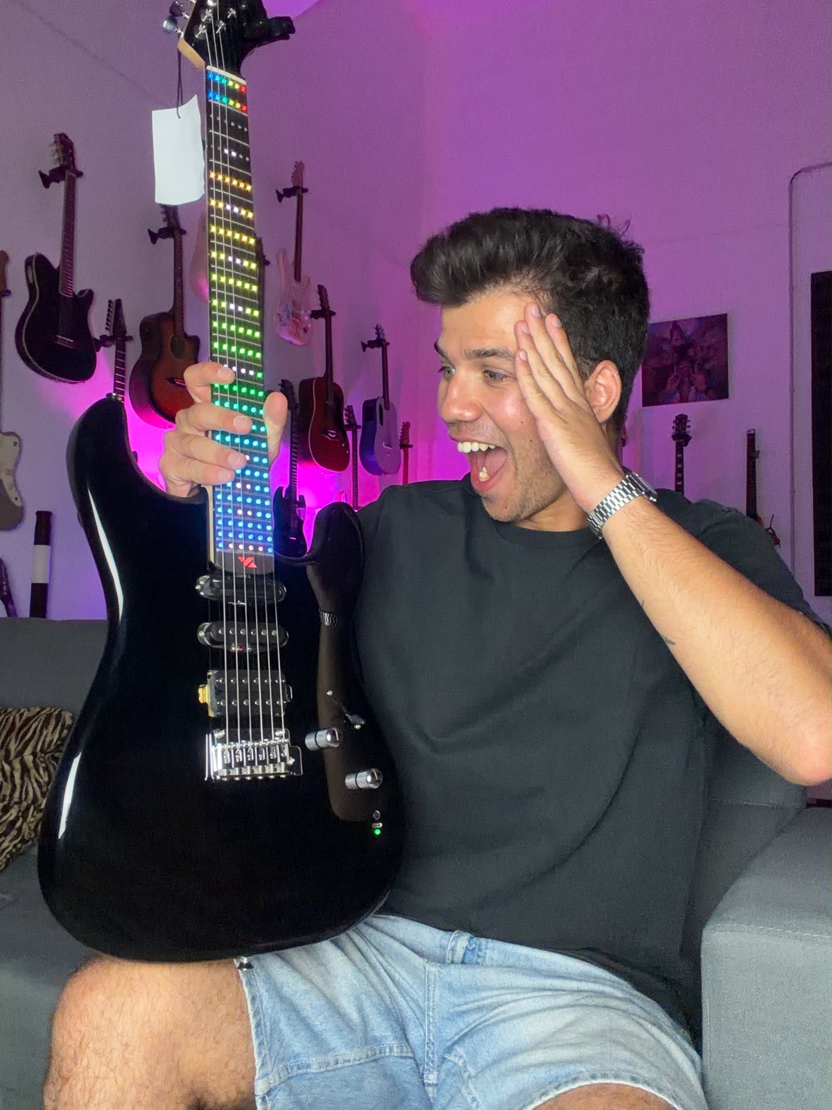 Alex Vale segurando a guitarra de LED